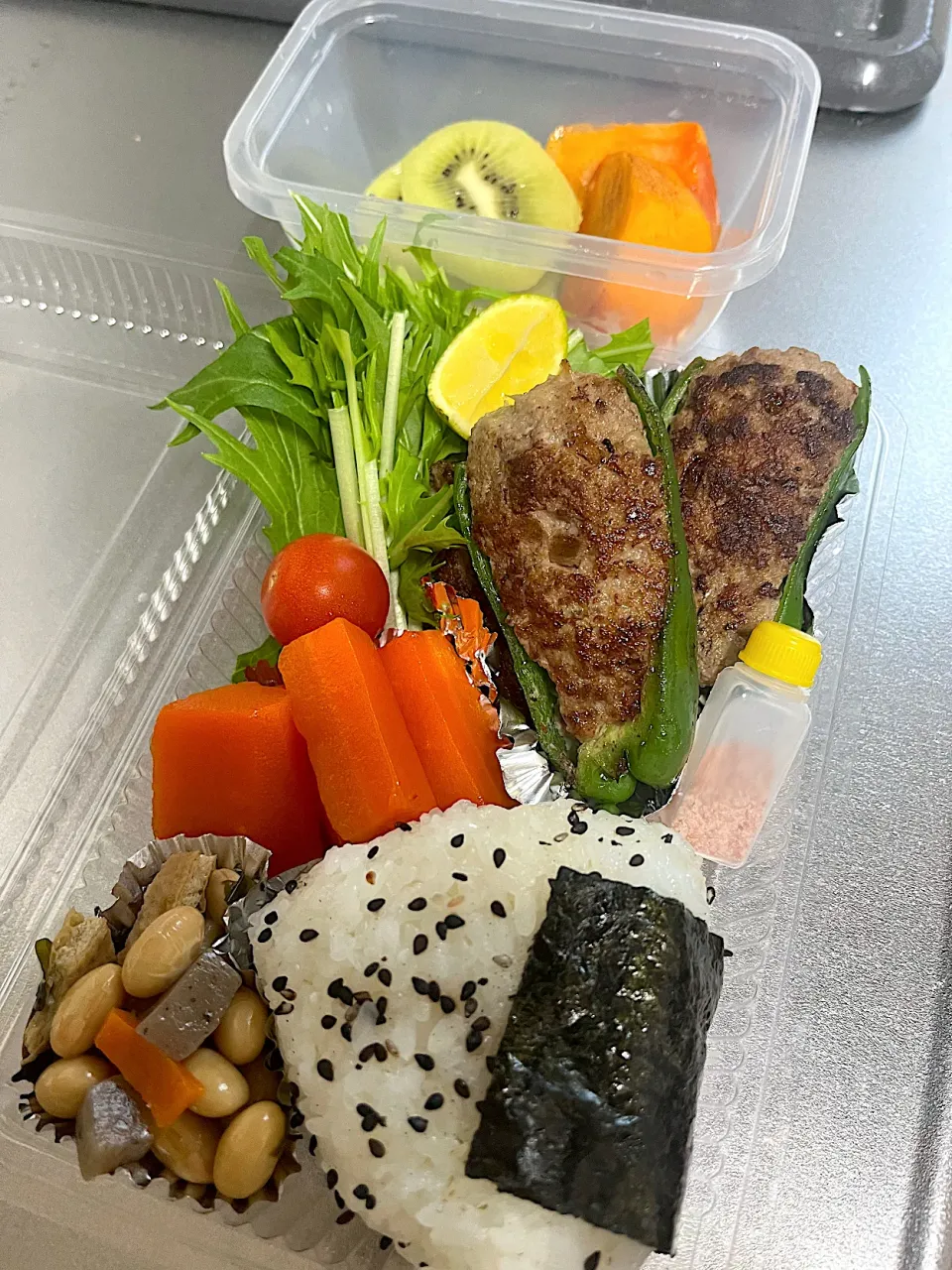 Snapdishの料理写真:肉詰めピーマン弁当|カリィさん