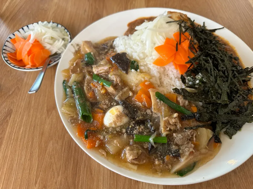 中華丼(コショー味)🇨🇳と極辛キーマクラシックのりだく🍛🌶️🔥のあいがけ味玉トッピング🥚ピクルスマシマシ🥒|buhizouさん