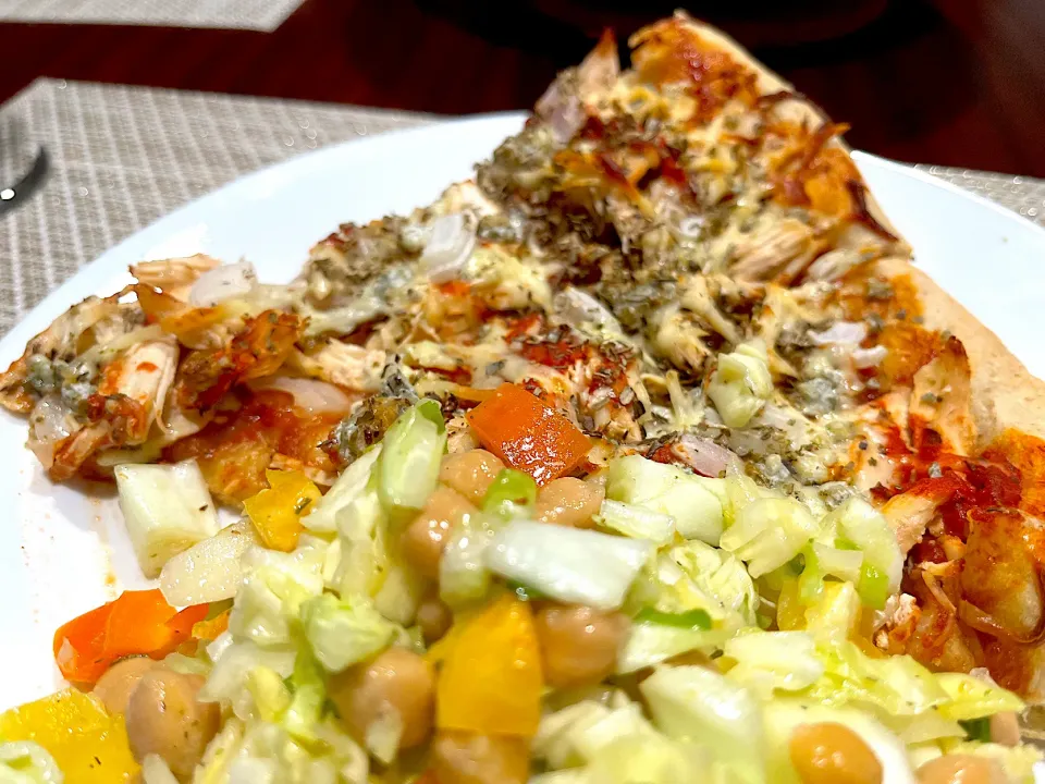 Homemade barbecue chicken and blue cheese pizza with cabbage salad|Laki Maikaʻiさん