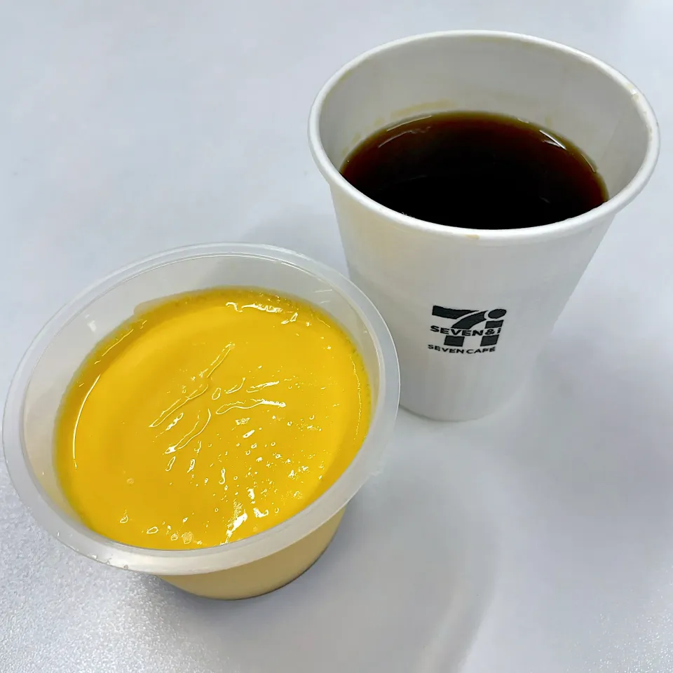 Snapdishの料理写真:こだわりの口どけとろなまプリン w/ ホットコーヒー|T. Wonderさん