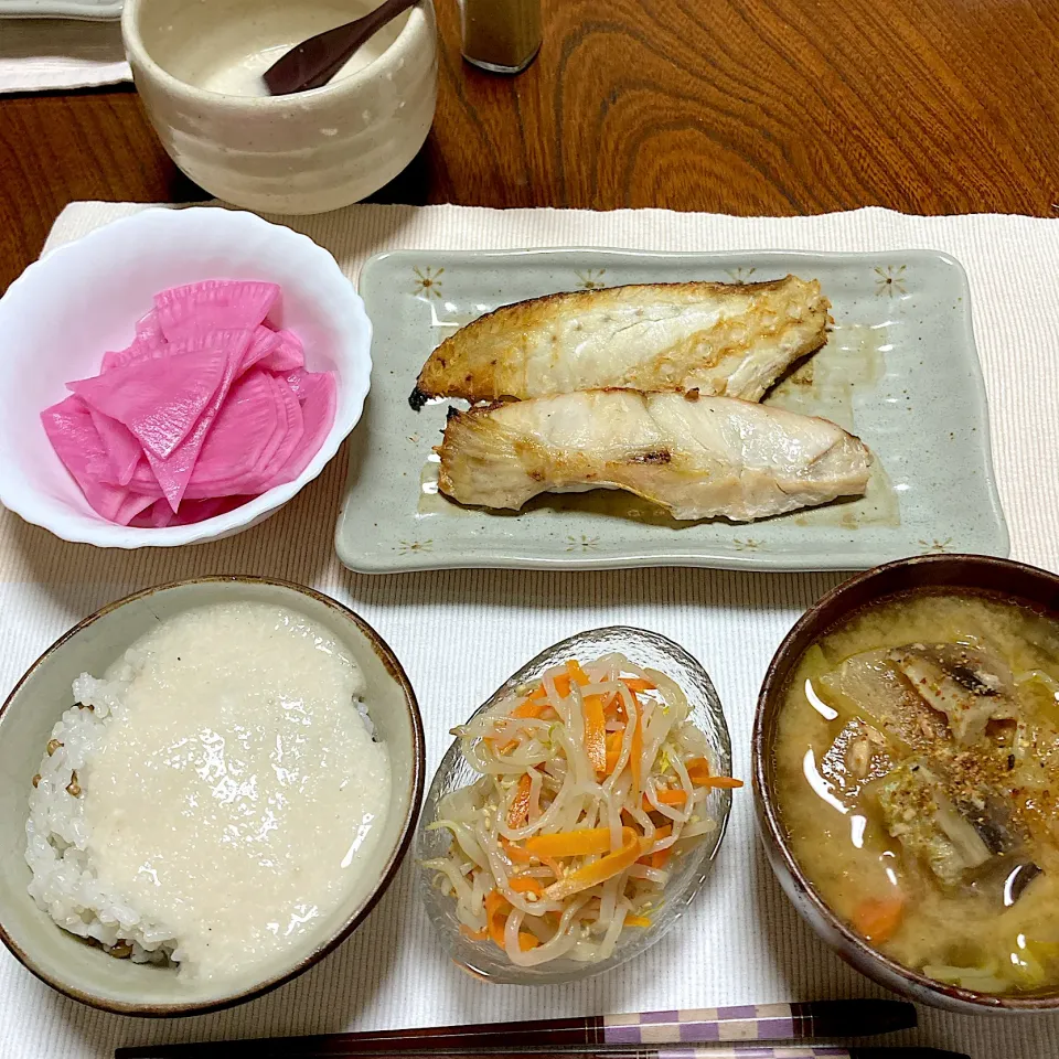 とろろご飯と魚|akkoさん