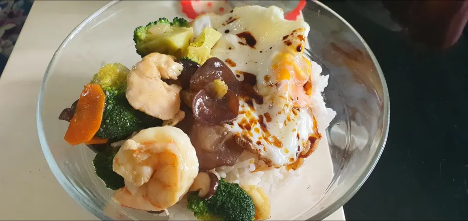 Garlic Stir fry broccoli 🥦 🥕 chicken breast prawns with fried egg + steamed rice 😋😍|🌷lynnlicious🌷さん