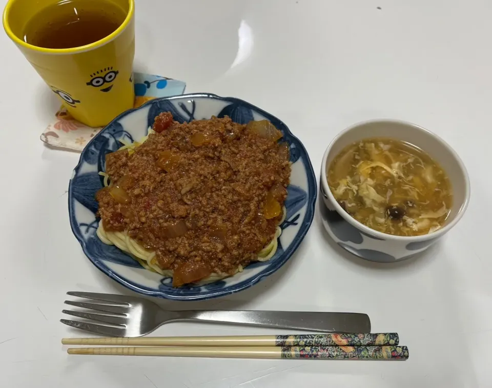 Snapdishの料理写真:晩御飯☆ミートソーススパゲッティ☆野菜たっぷりかき卵コンソメスープ（とろみ付き）|Saharaさん