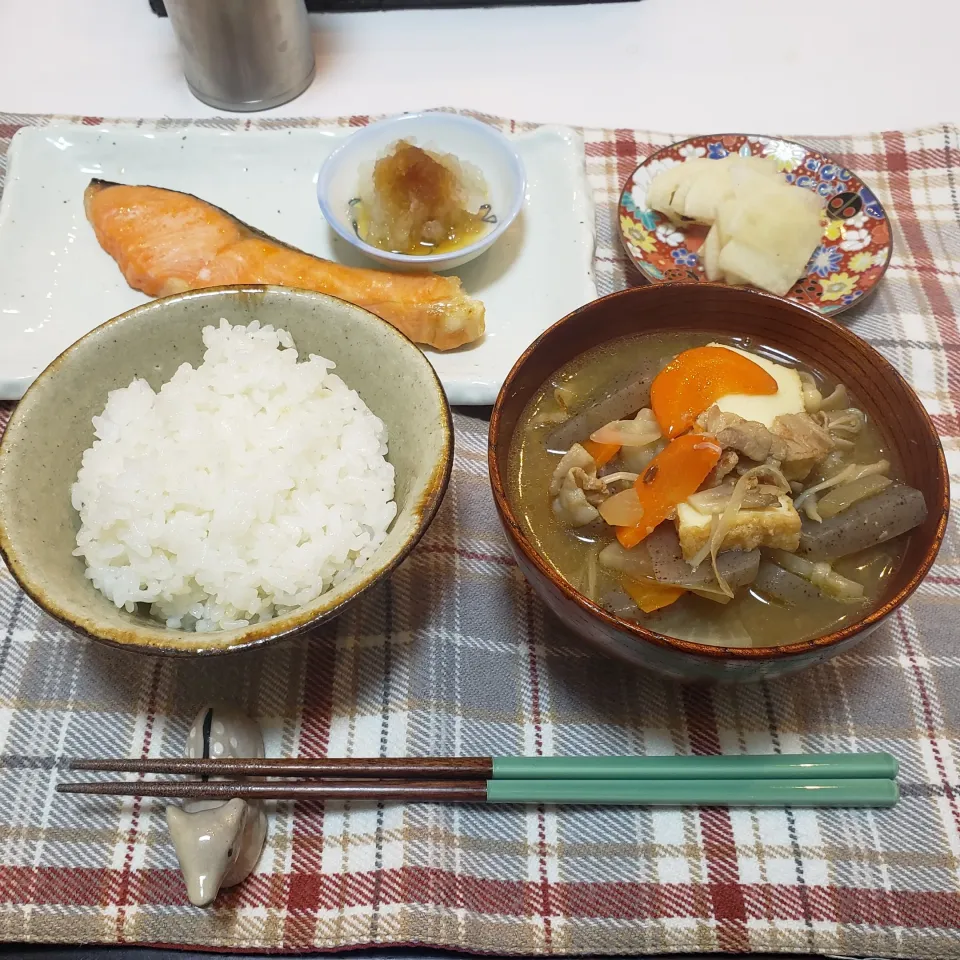 Snapdishの料理写真:ひとり暮らしの夜ご飯
豚汁定食てきな。|keeijnsさん