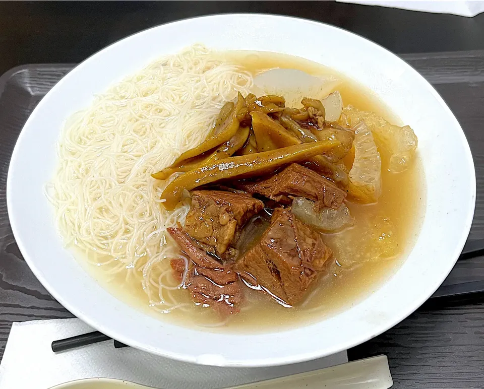 Snapdishの料理写真:Rice noodles with Beef tenderloin|skyblueさん