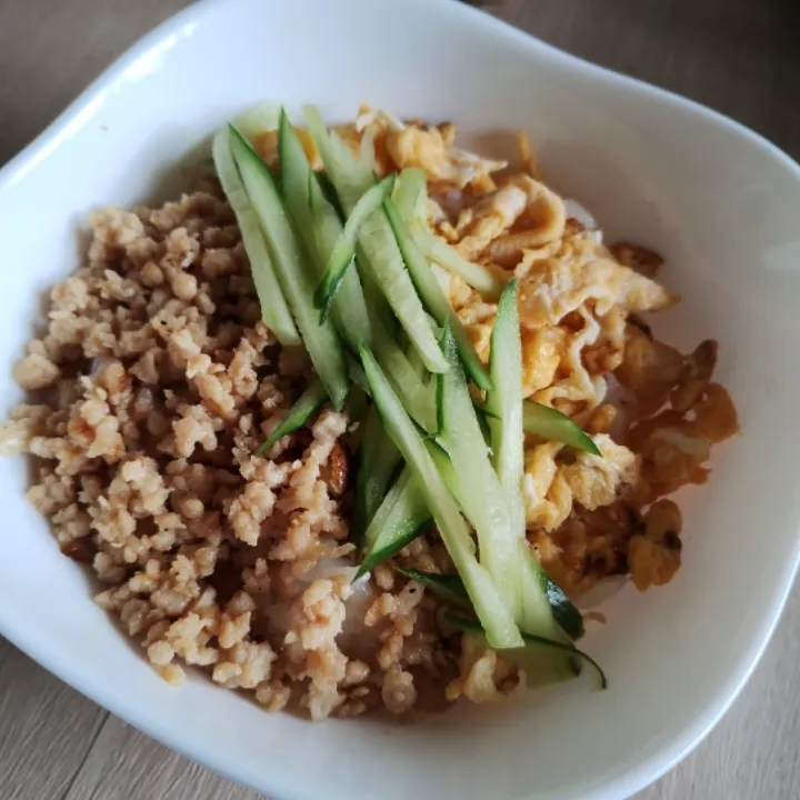 3色そぼろ丼。|さくり。さん