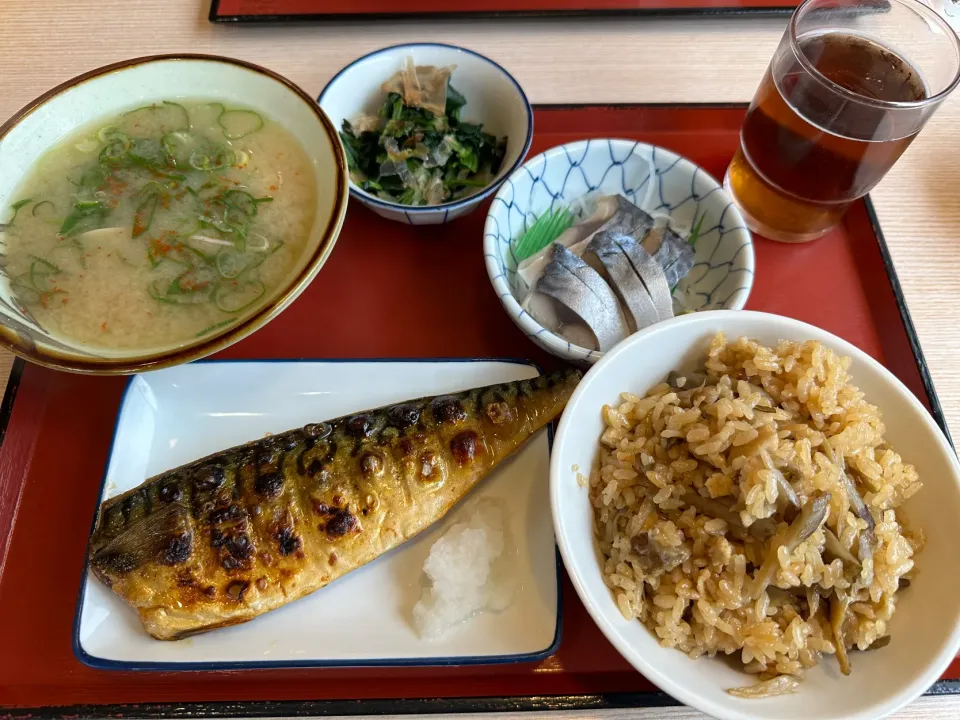 鯖の塩焼き、しめ鯖、ほうれん草おひたし、あさり汁、鳥ごぼうの炊き込みご飯|buhizouさん