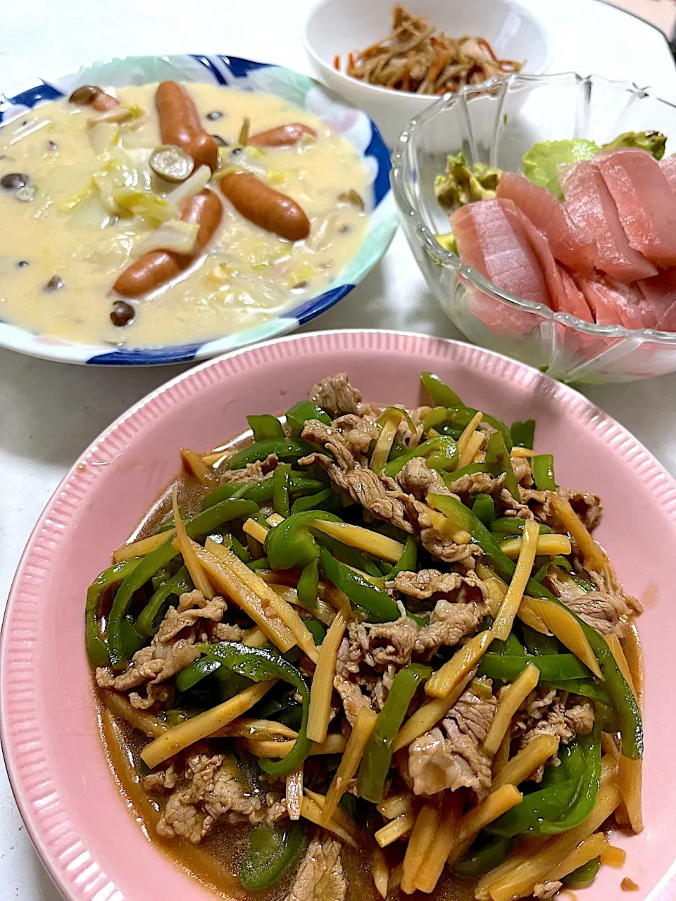 青椒肉絲、アボカドまぐろ、白菜のクリーム煮😋|ささるみさん