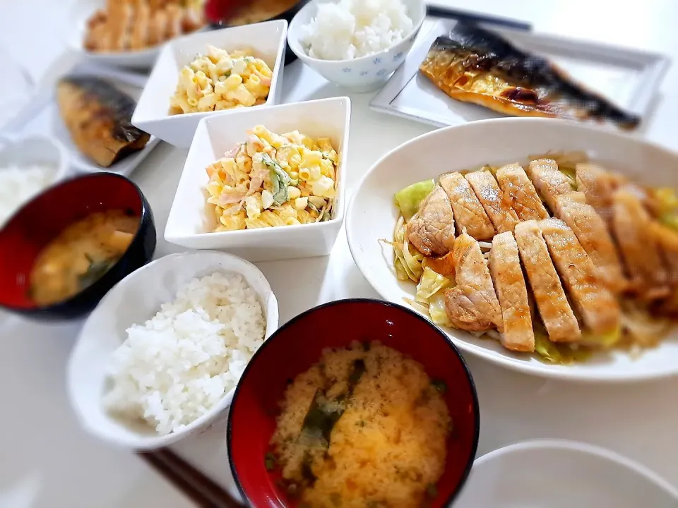 夕食(,,>᎑<,,)
トンテキ＆野菜炒め
焼きサバ
マカロニサラダ
お味噌汁(豆腐、ワカメ、小ネギ)|プリン☆さん