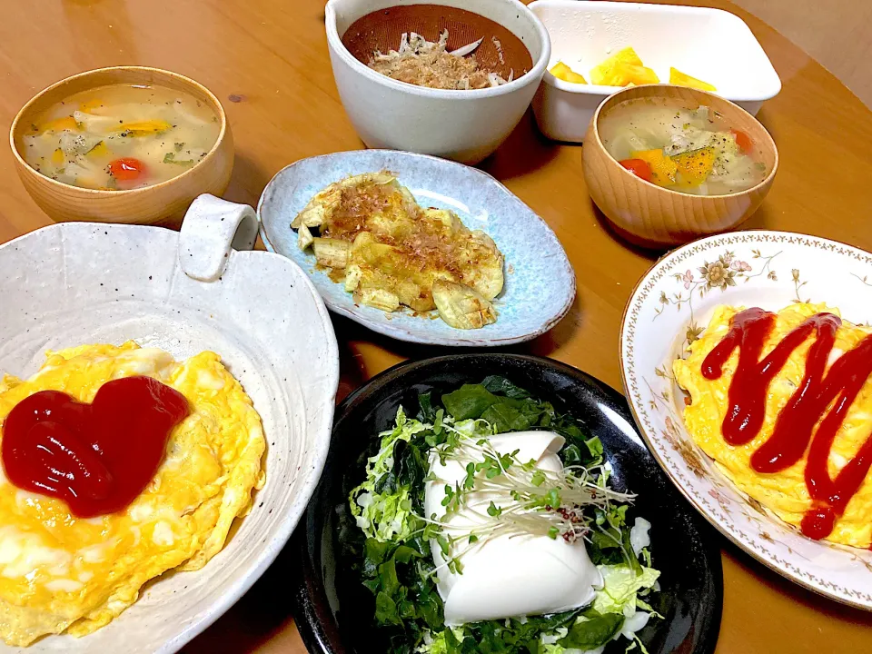 粒みそ入りオムライス＆塩糀パウダーの野菜スープ、焼き茄子、大根の皮の塩糀パウダーきんぴら、お豆腐とワカメと白菜のサラダ、パイナップル|さくたえさん