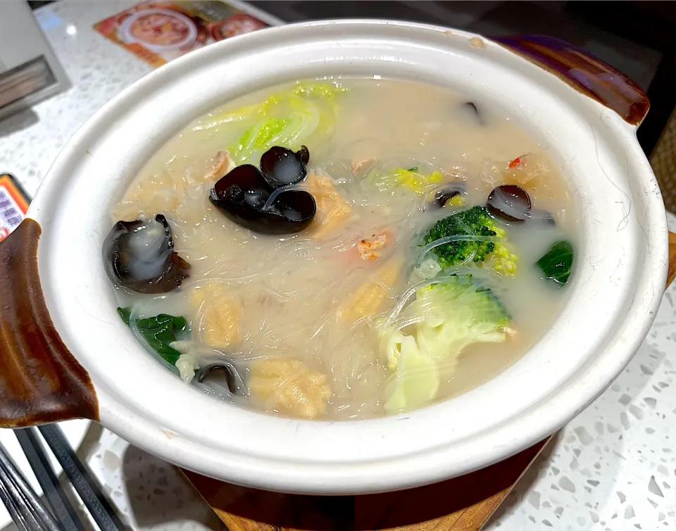 Clear soup with seafoods, assorted vegetables and vermicelli in hot pot|skyblueさん