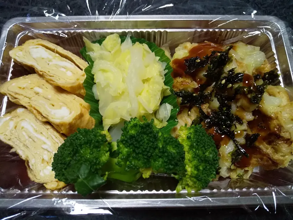 Snapdishの料理写真:お好み焼きとだし巻き卵弁当|由紀子さん