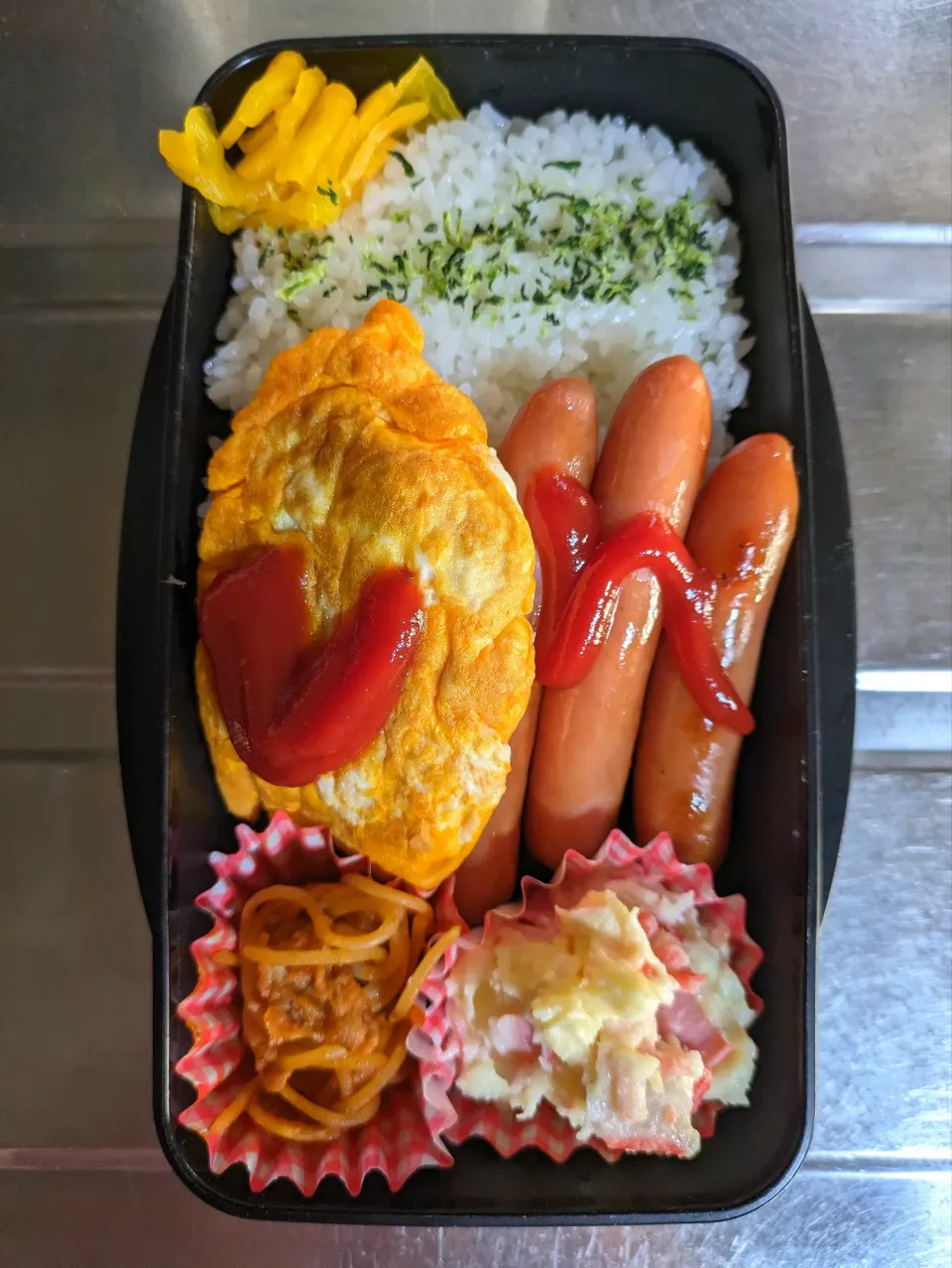 旦那弁当　2023/12/17

オムレツ
ウインナー
ミートパスタ
ポテトサラダ|ユキヨメ♪さん