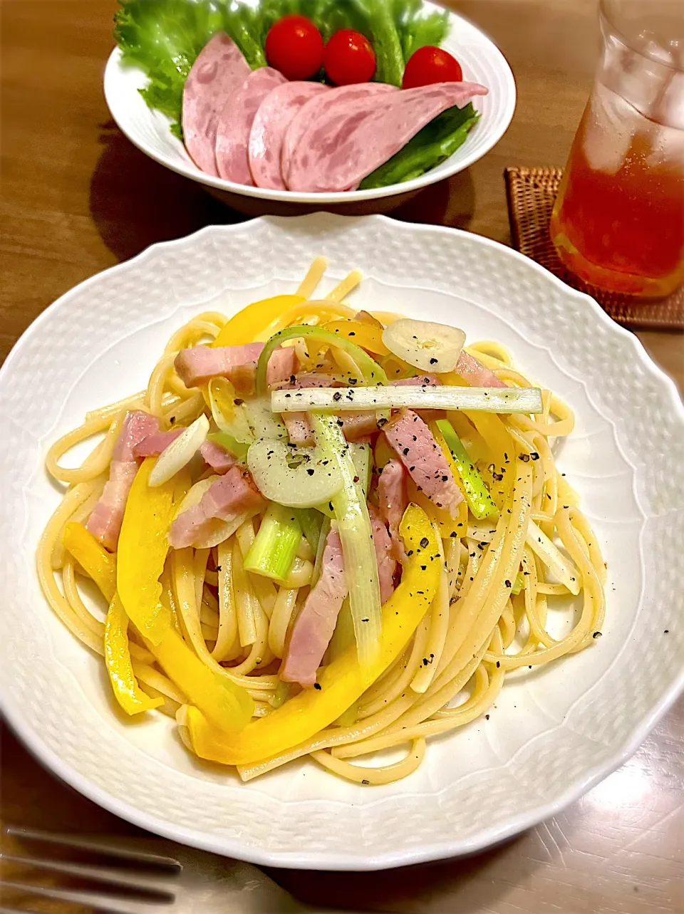 パプリカとベーコンのパスタ  リングイネと冷蔵庫にあるものでペペロンチーノに|リフルシャッフルさん