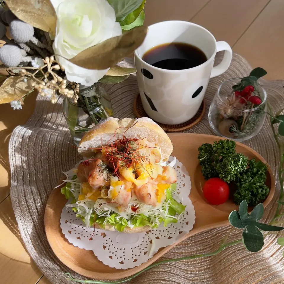 12/17❤︎チーズ塩ぼんじり焼き鳥サンド🌱✨

＊ プチフランスパン
＊ 塩ぼんじり焼き鳥
＊ チーズ
＊ フリルレタス ＊キャベツ ＊プチトマト|Makinsさん