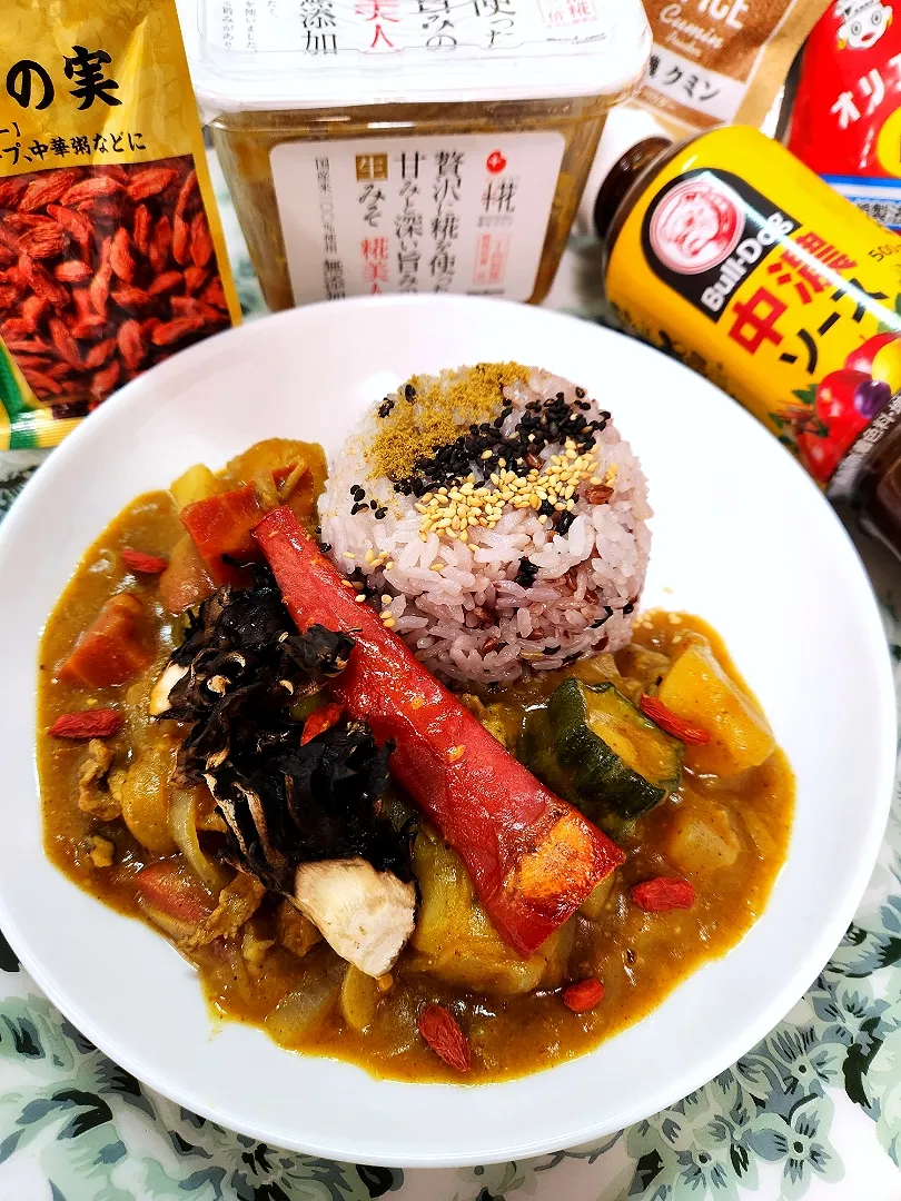 🔷☀️天日干し🍄黒舞茸と🥕金時人参のグリルのせ薬膳カレー🍛隠し味に万能ソース🔷|@きなこさん