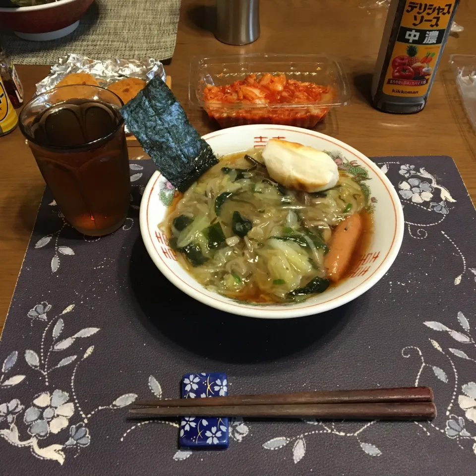 Snapdishの料理写真:とろみ餡掛け醤油ラーメン、コロッケ、キムチ、烏龍茶(昼飯)|enarinさん