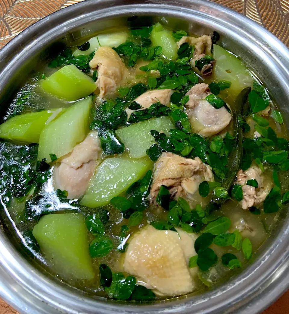 Chicken cook in Ginger, garlic,onion, salt n pepper, fish sauce, sayote, green chilli and moringga leaves|Ahnneさん