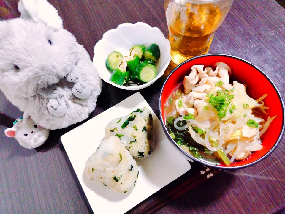 わかめご飯のおにぎり、寄せ鍋、塩昆布きゅうり|サトリさん