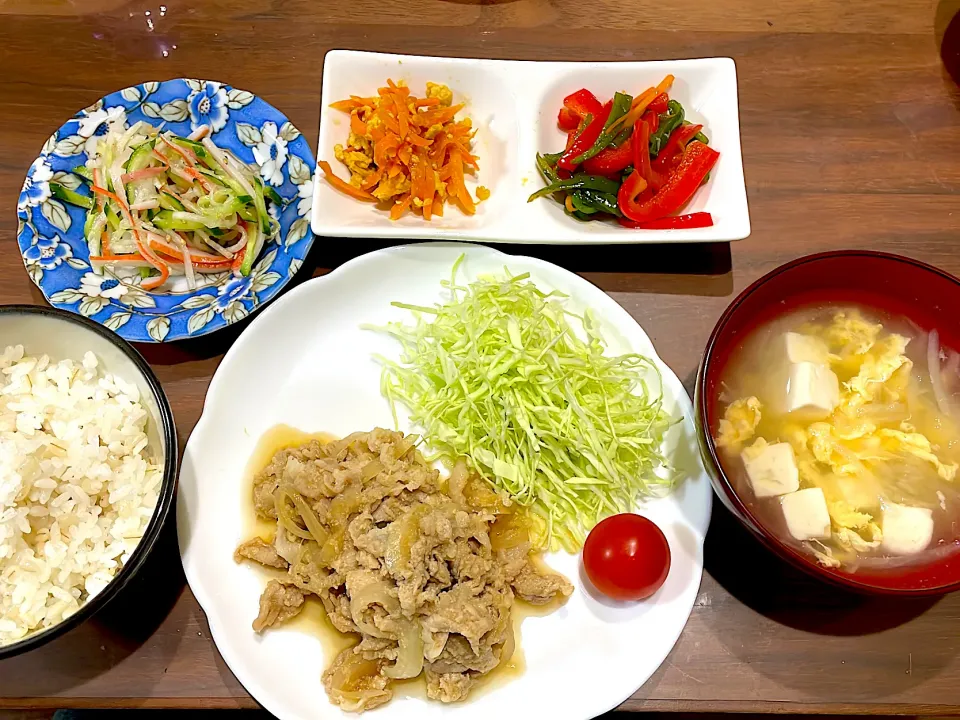 豚の生姜焼き　豆腐と卵大根の味噌汁　ピーマンとパプリカのきんぴら　人参しりしり　大根きゅうりカニかまの三色ナムル|おさむん17さん