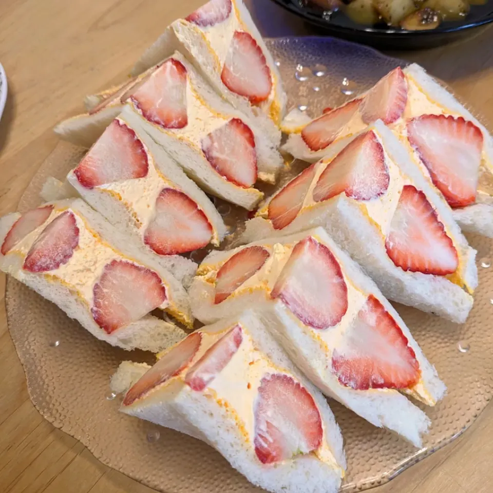 いちごのフルーツサンド🍓|M子⁽⁽ ◟(∗ ˊωˋ ∗)◞ ⁾⁾さん