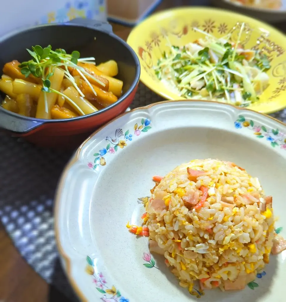 トッポギと炒飯とカイワレとセロリのサラダ|テケテケさん