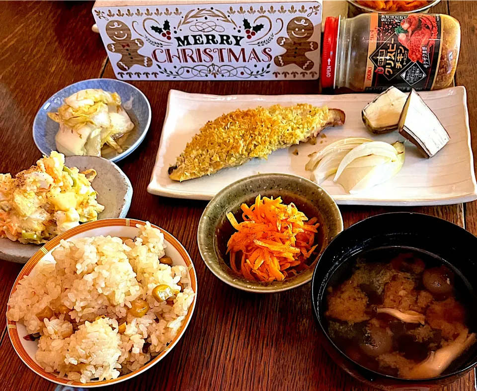 Snapdishの料理写真:晩ごはん♯鰆の香草パン粉焼き♯中華クリスピーチキン♯キャロットラペ|小松菜さん