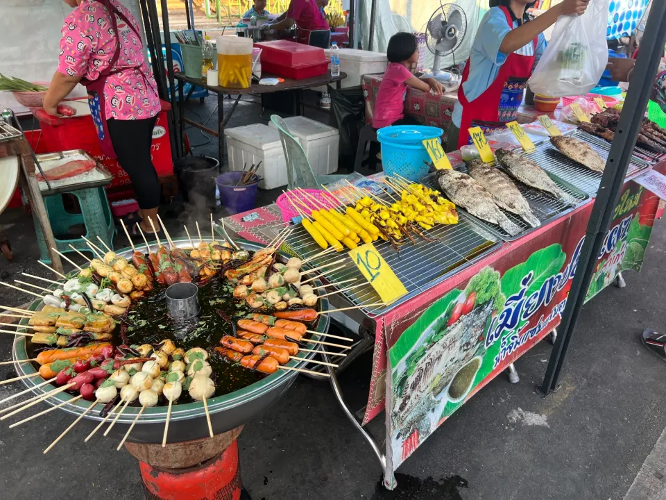 Street food in Mon village Thailand|Yoku kuu kyaku daさん