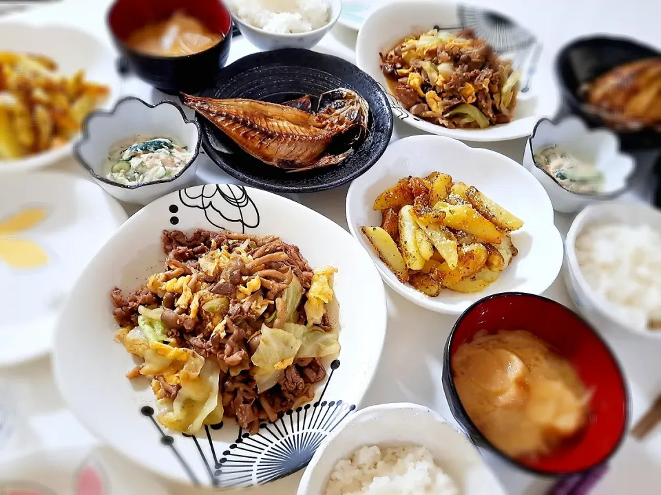 夕食(,,>᎑<,,)
牛肉と野菜炒め
ガーリックチーズポテト
焼き魚(アジ)
きゅうりとツナサラダ
お味噌汁(お麩、もやし、大根)|プリン☆さん