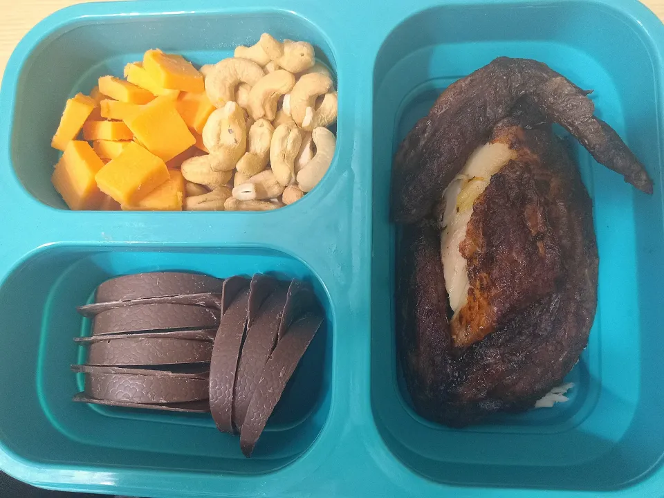 Jerk chicken, cashews, sharp cheddar cheese & toffee Terry's chocolate orange 😋|BentoFoxさん