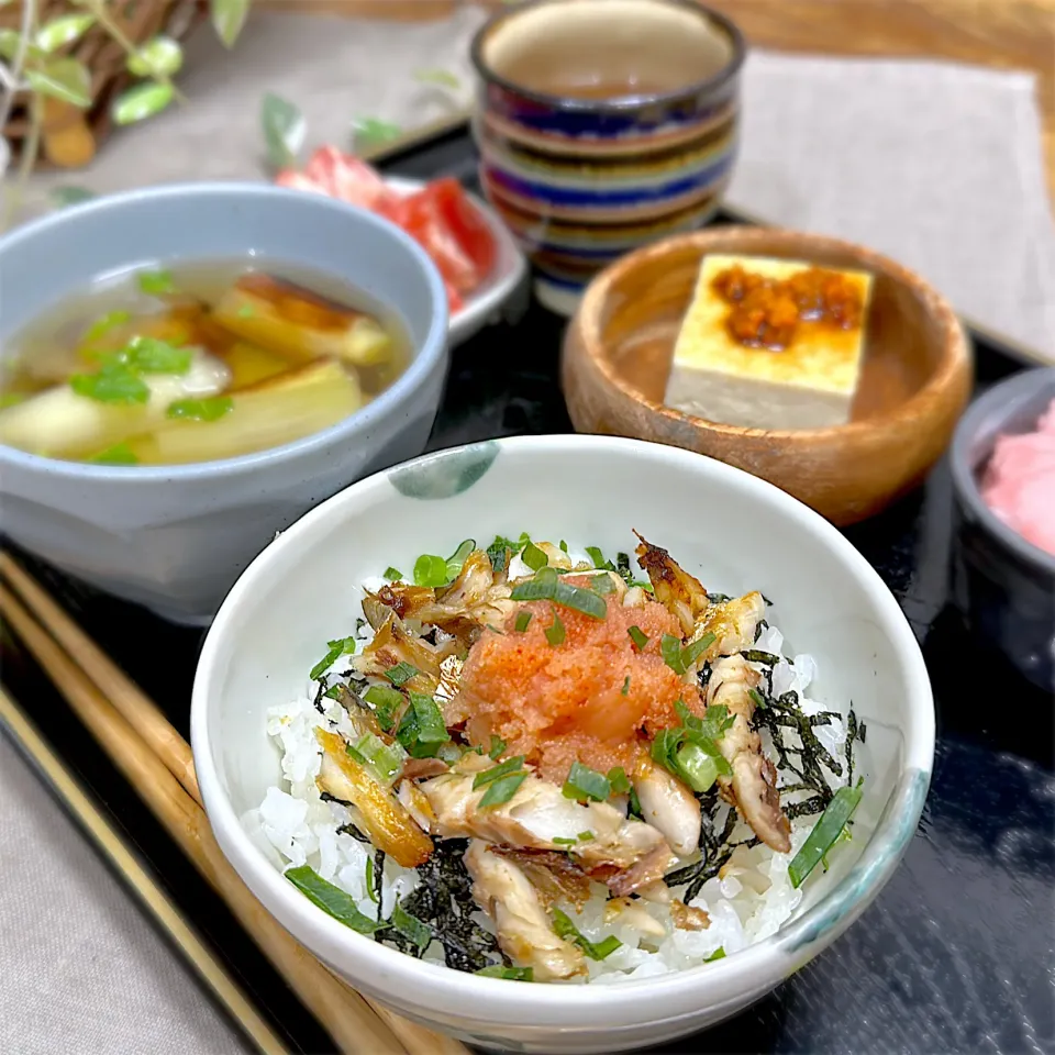 アジの干物を荒ほぐし〜で明太子と丼。焼きネギのお吸い物他！|くまちゃんさん