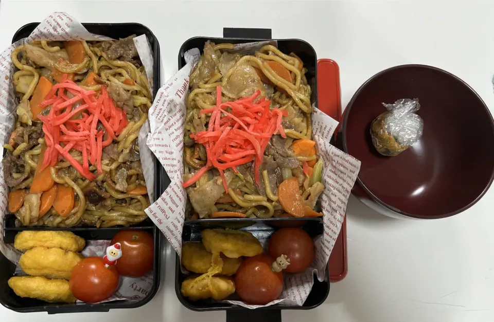 パパ弁と長男弁当。右パパ。左長男。☆焼きそば☆チキンナゲット☆プチトマト☆みそ玉。|Saharaさん