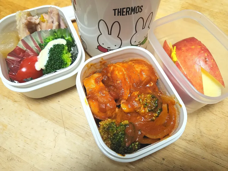 鳥股肉のトマト🍅ソース煮、手羽先の煮物
トマト&ブロッコリー|清水愛情弁当さん