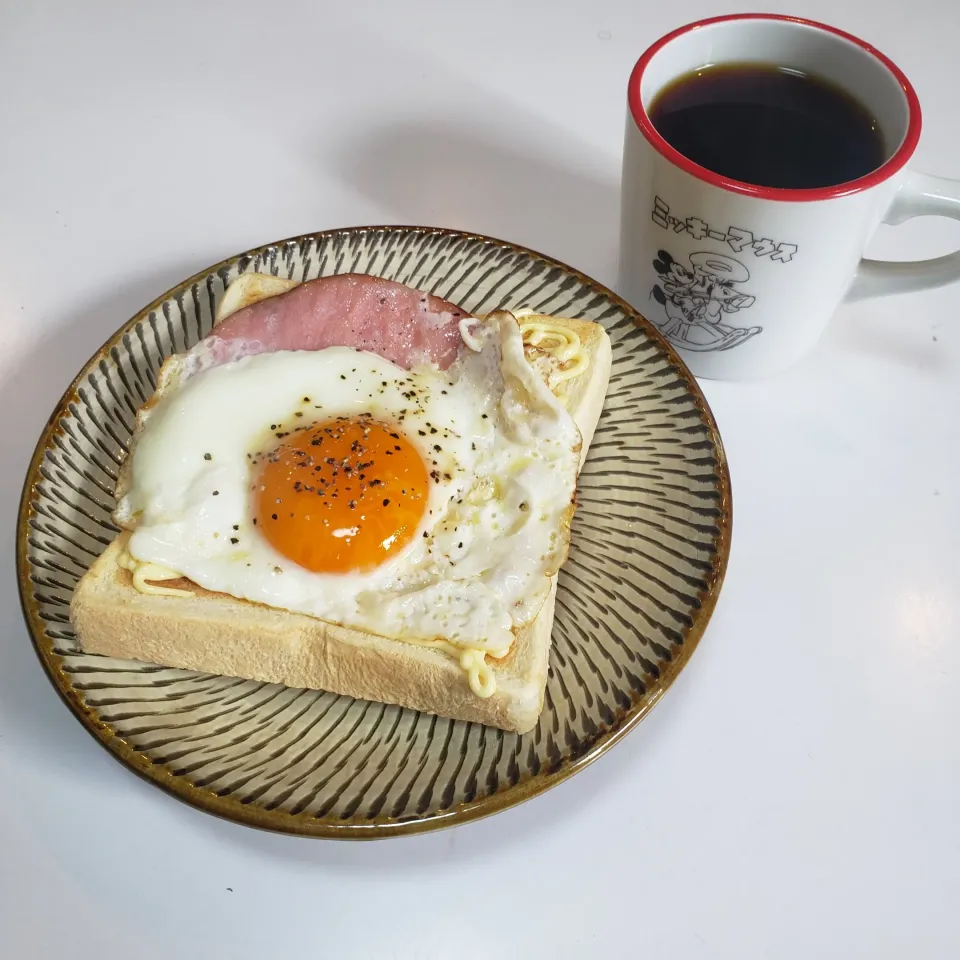 ひとり暮らしの朝ごはん
休日ハムエッグトースト|keeijnsさん