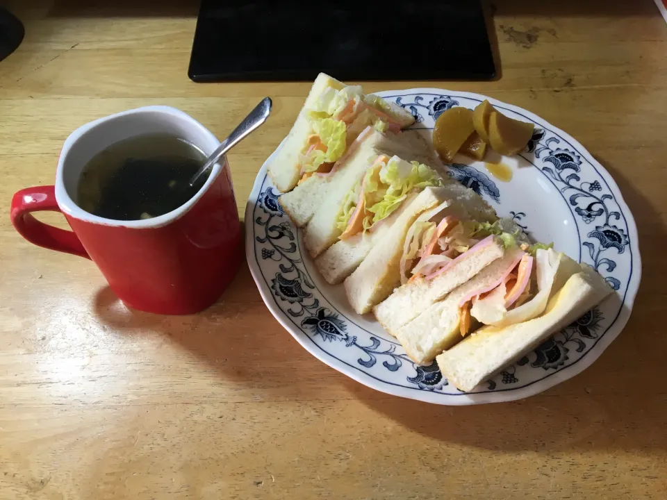 サンドイッチ、沢庵、タマネギスープ(朝ご飯)|enarinさん