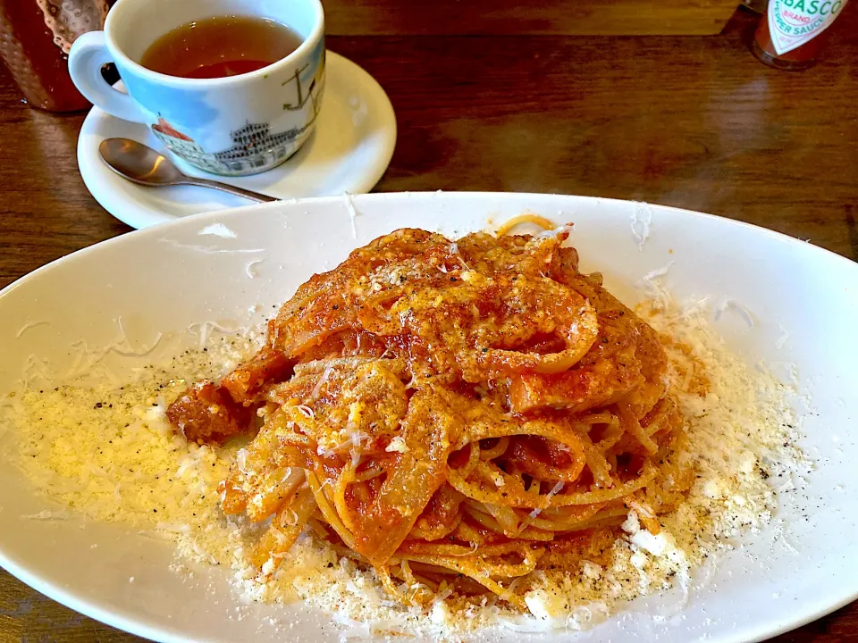 Snapdishの料理写真:ベーコンと玉ねぎのトマトソーススパゲッティ|よだみなさん