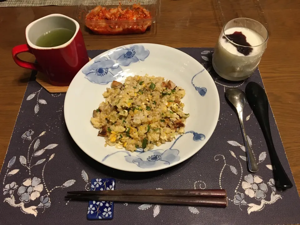 炒飯、キムチ、熱い日本茶、バナナとカシスジャム入りヨーグルト(昼飯)|enarinさん