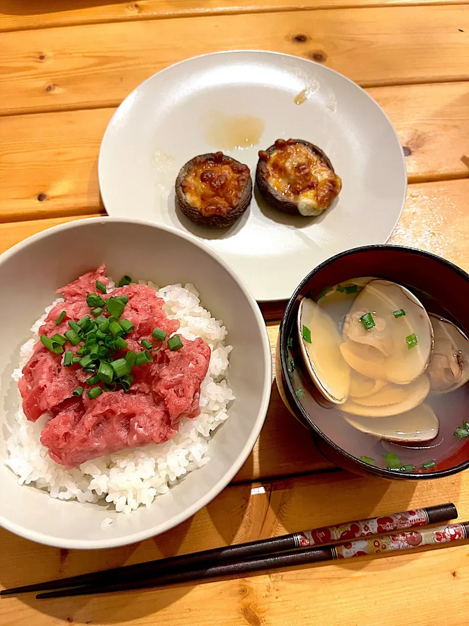 Snapdishの料理写真:ネギトロ丼 & ハマグリのお吸い物  &  椎茸のチーズ焼き|ぺろたんさん