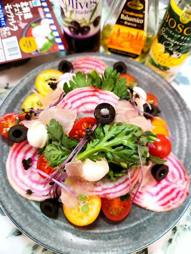 Snapdishの料理・レシピ写真:🔷スーパーフード⭐うずまきビーツと🌿春菊のサラダ🍊🍅🔷｜美味しいビーツの食べ方♪