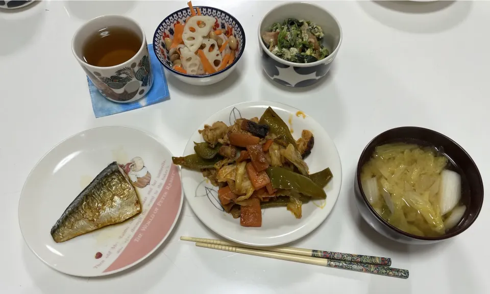 晩御飯☆回鍋肉☆鯖の塩焼き☆ほうれん草とソーセージの卵炒め☆酢大豆☆みそ汁（白菜・葱・揚げ）|Saharaさん