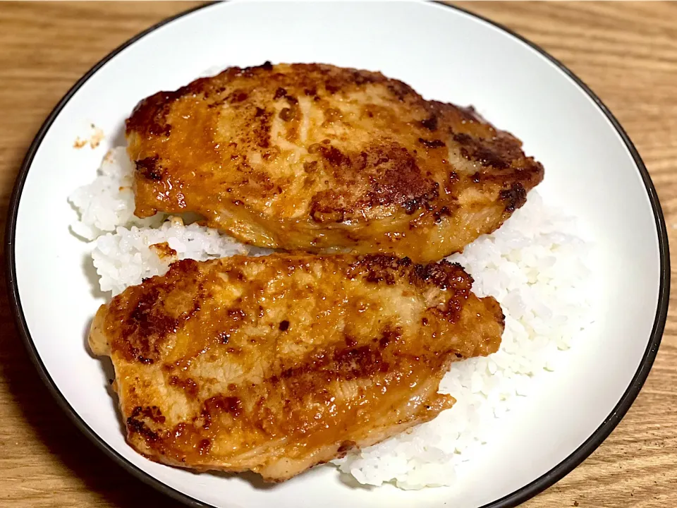 Snapdishの料理写真:☆豚肉味噌漬け焼き丼|まぁたんさん