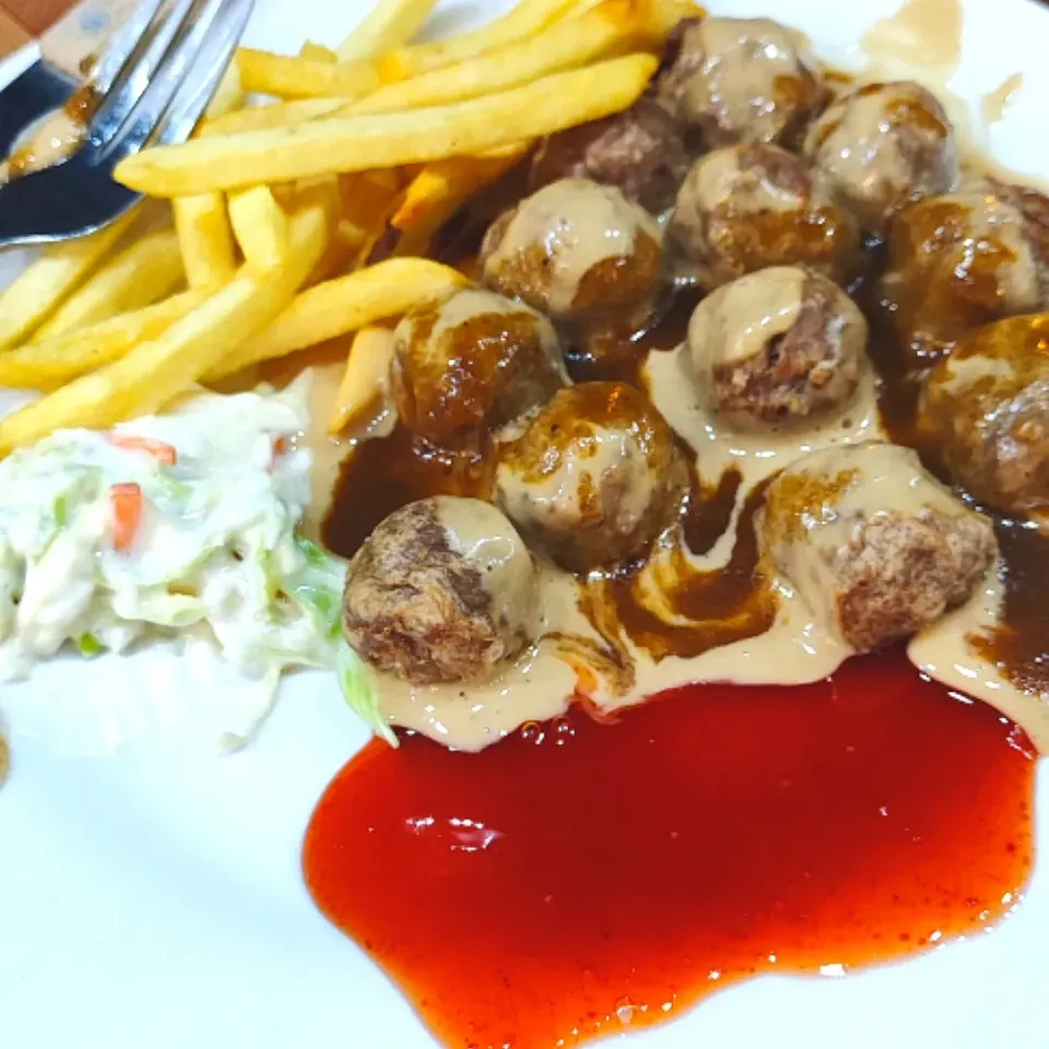 Snapdishの料理写真:Meatball with Blackpepper sauce|simatasepetさん