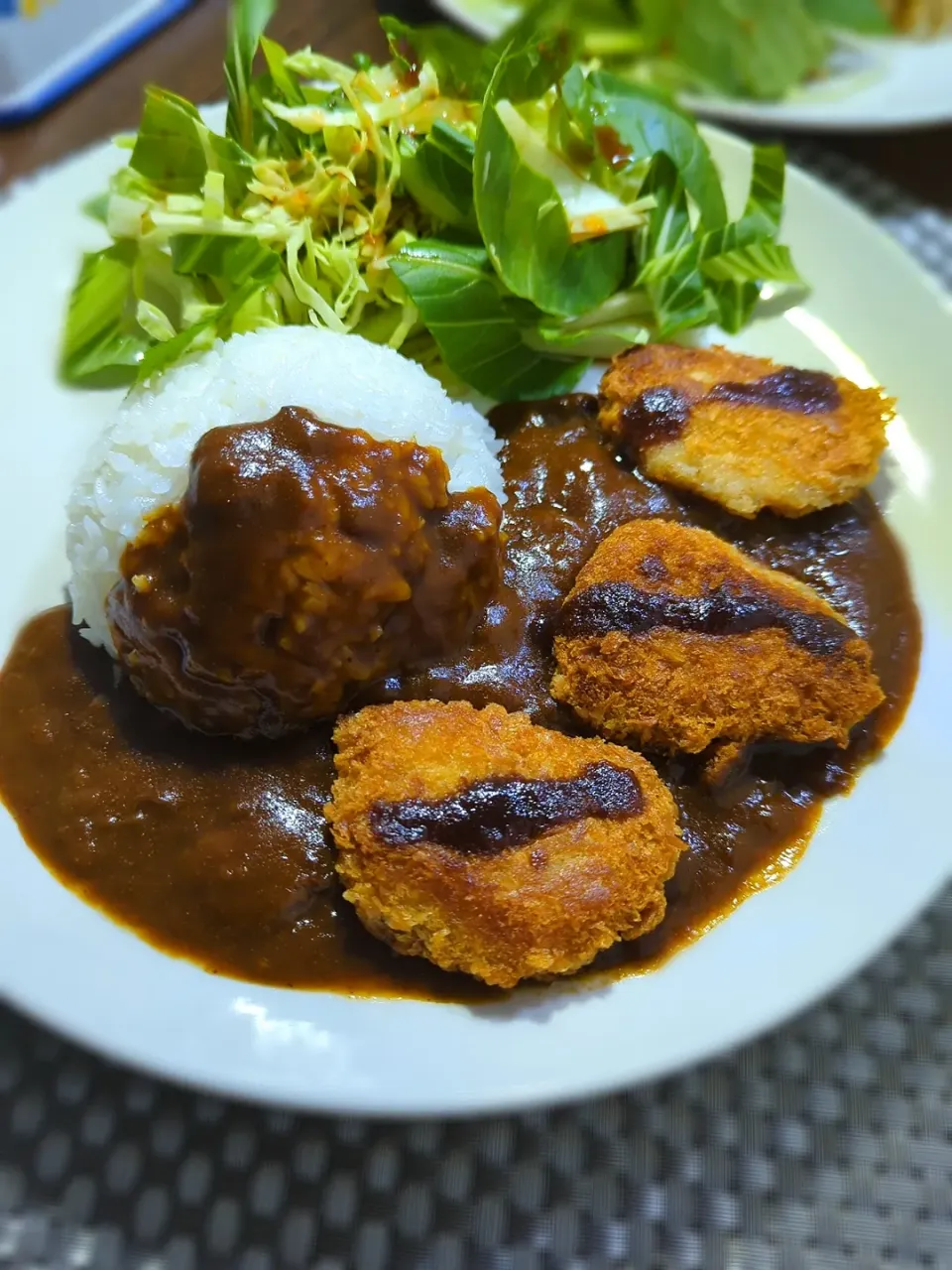 ヒレカツカレー、サラダチンゲン菜とキャベツのサラダ|テケテケさん