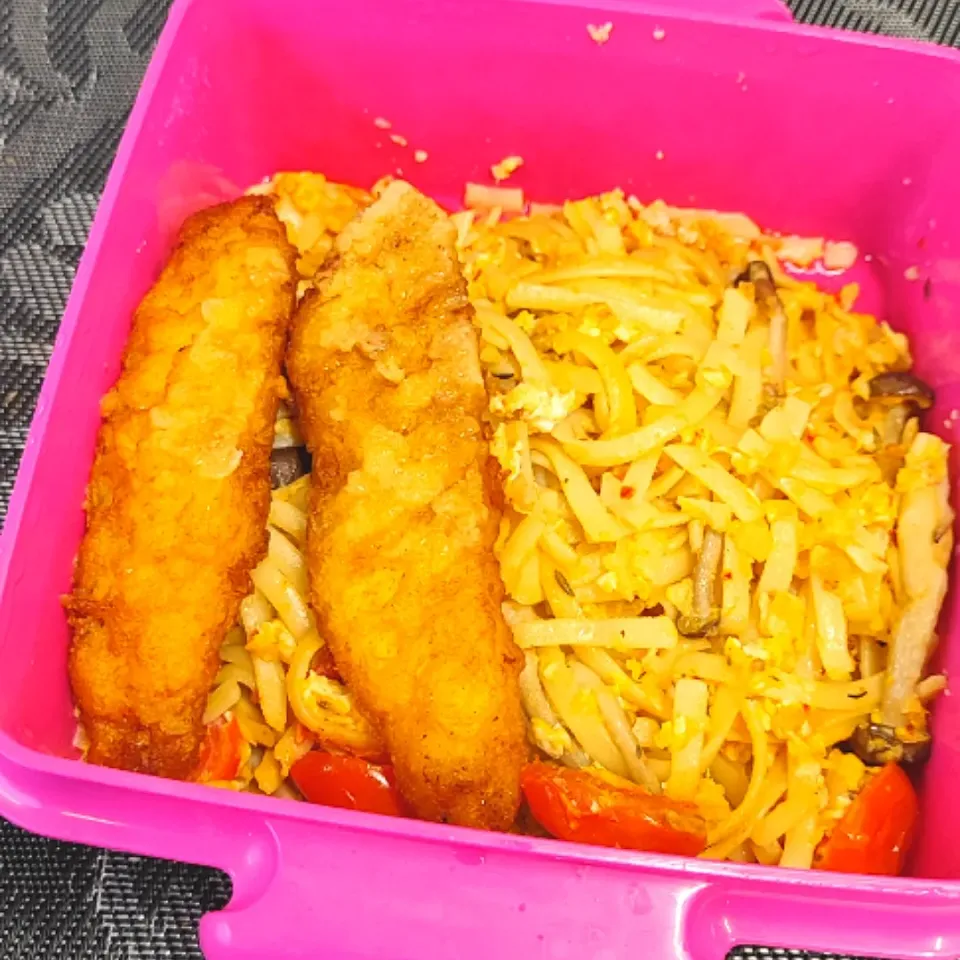 Snapdishの料理写真:Fettuccine fried with Chicken Stick|simatasepetさん