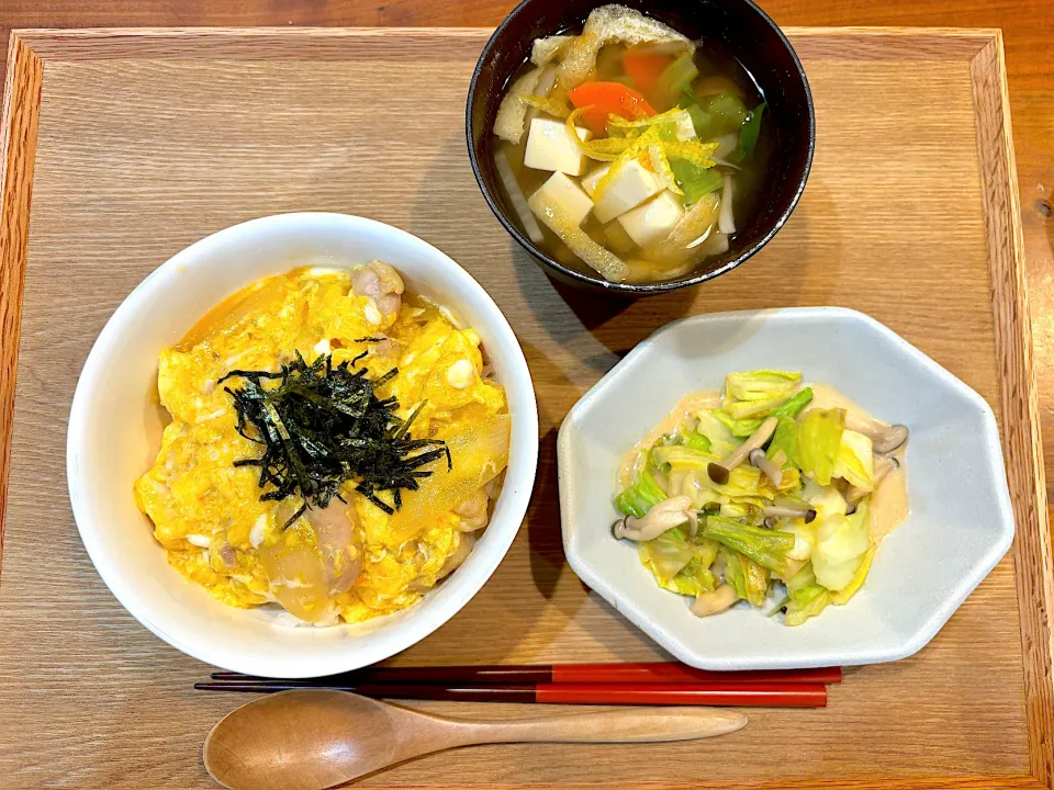 今日の夜ご飯(親子丼、キャベツのめんつゆマヨ炒め、けんちん汁)|cocomikaさん