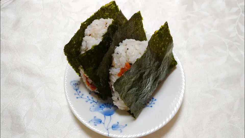 Snapdishの料理写真:12/14の夜勤弁当🍙
塩鮭と梅干し、ひじきの混ぜ込みおにぎり|卯月さん