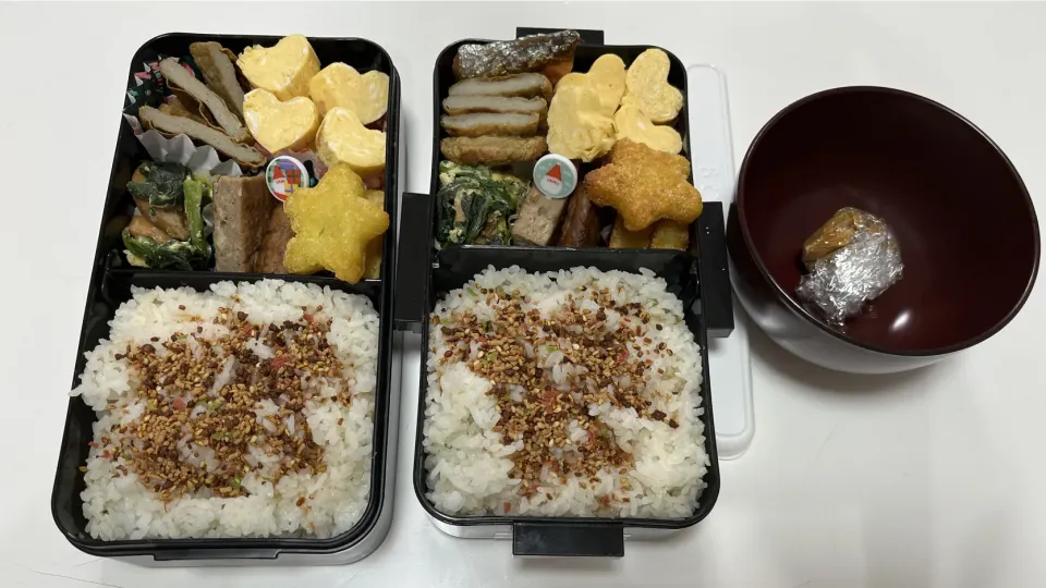 Snapdishの料理写真:パパ弁＆部活弁当。右パパ。左長男。☆鮭☆ほうれん草とソーセージの卵炒め☆じゃこ天☆マルシンハンバーグ☆ハート型卵焼き☆星型ポテト☆みそ玉（パパ）☆「黄金の味」味のふりかけ。|Saharaさん