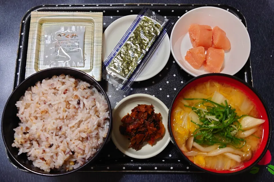 今日の朝ごはん（十六穀ごはんに辛子明太子、味付のり、納豆、白菜とキノコのみそ汁、辛子高菜（バリ辛））|Mars＠釜飯作り研究中さん