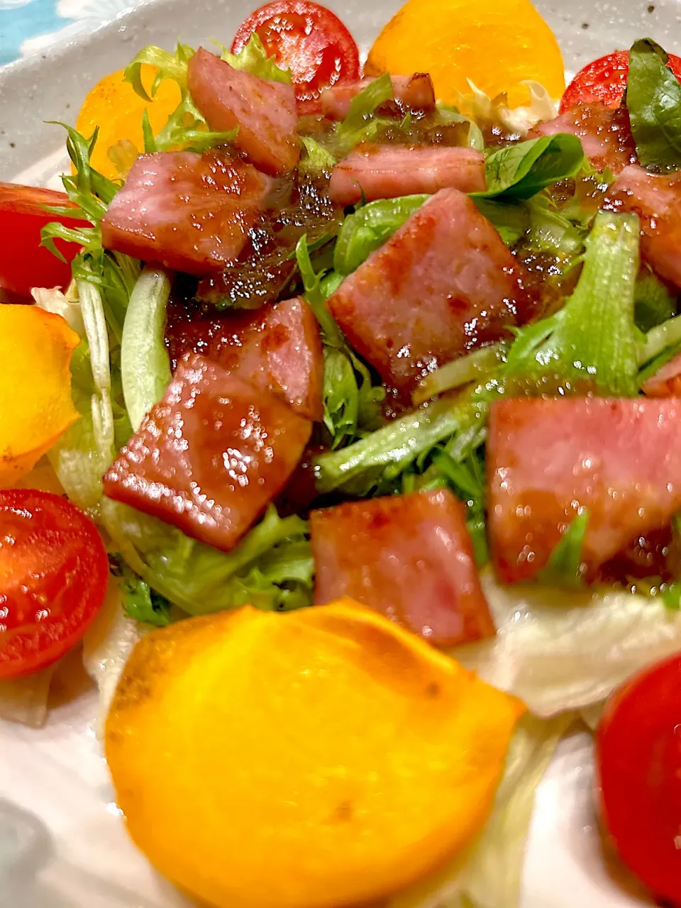 かけるだけでごちそう🥗厚切りソーセージステーキと柿のサラダ|こずりんさん