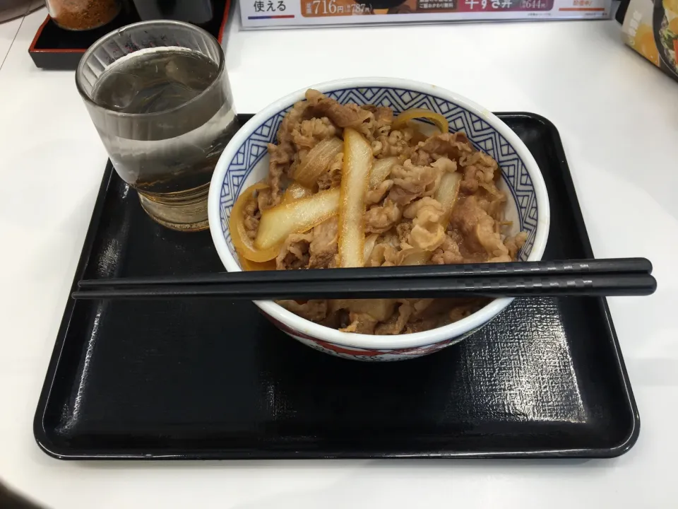 吉野家の牛丼・並盛り(昼飯)|enarinさん